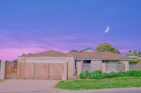 Riverside 5bedrooms Holiday House with swimming pool